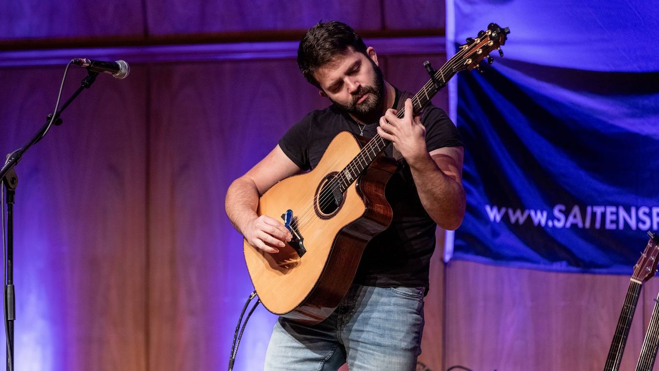 Der italienische Fingerstyle-Gitarrist Luca Stricagnoli bei seinem Auftritt beim Gitarrenfestival Saitensprünge 2023.