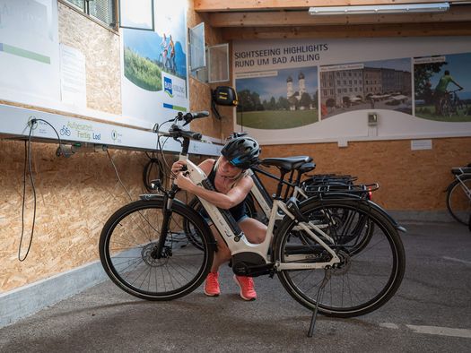 Junge Frau leiht sich E-Bike im Radverleih Bad Aibling